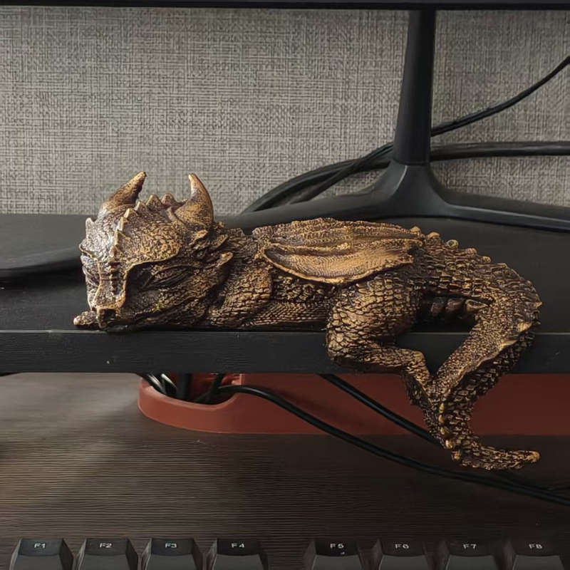 Sleep Dragon figúrka z živice na policu kníh, západný fantasy štýl