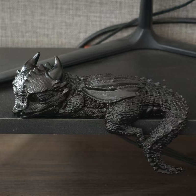 Sleep Dragon figúrka z živice na policu kníh, západný fantasy štýl