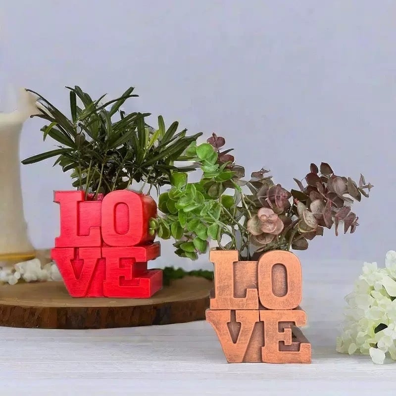 Živicové ozdoby s anglickými písmenami a číslami, ozdobná váza s nápisom Love
