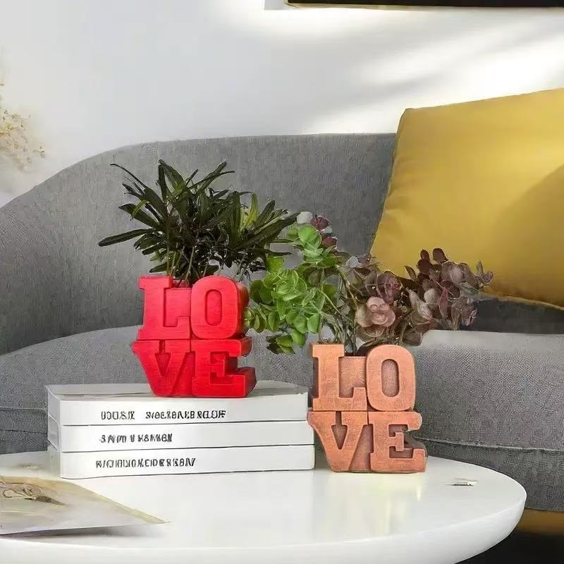 Živicové ozdoby s anglickými písmenami a číslami, ozdobná váza s nápisom Love