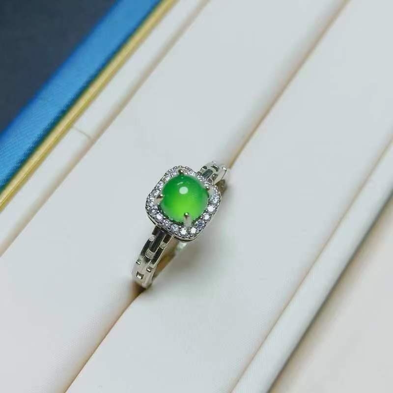 Inel din calcedonie albă naturală, design minimalist, mic pătrat, placat cu argint, încrustat cu agată verde – bijuterie modernă pentru femei