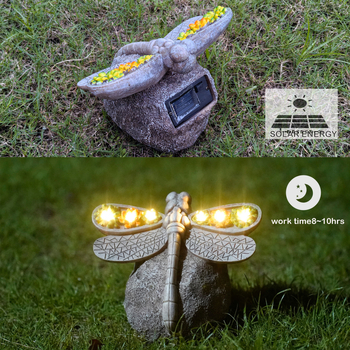 Solárna záhradná lampa so vážkou a ozdobou zo sukulentov – moderný vonkajší dekor pre zvieratá