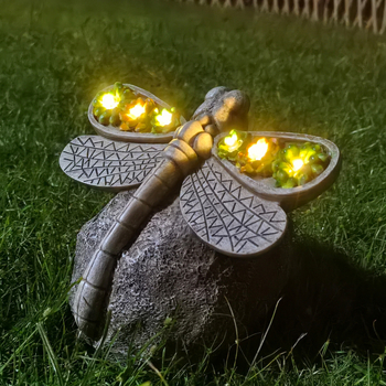 Solárna záhradná lampa so vážkou a ozdobou zo sukulentov – moderný vonkajší dekor pre zvieratá