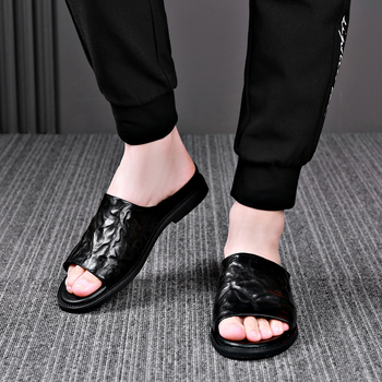Férfi nyári szandál felsőréteg báránybőrrel, relief mintázatú slip-on, beltéri és kültéri viselet, divatos strand-stílus
