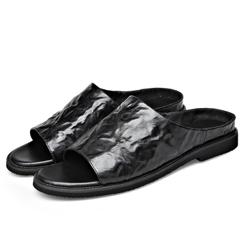 Férfi nyári szandál felsőréteg báránybőrrel, relief mintázatú slip-on, beltéri és kültéri viselet, divatos strand-stílus