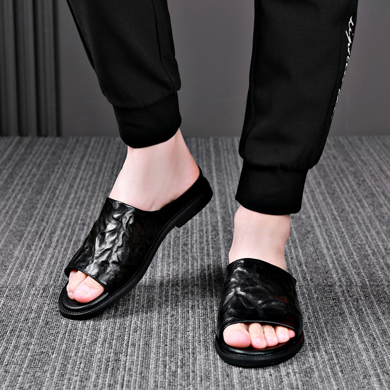 Férfi nyári szandál felsőréteg báránybőrrel, relief mintázatú slip-on, beltéri és kültéri viselet, divatos strand-stílus