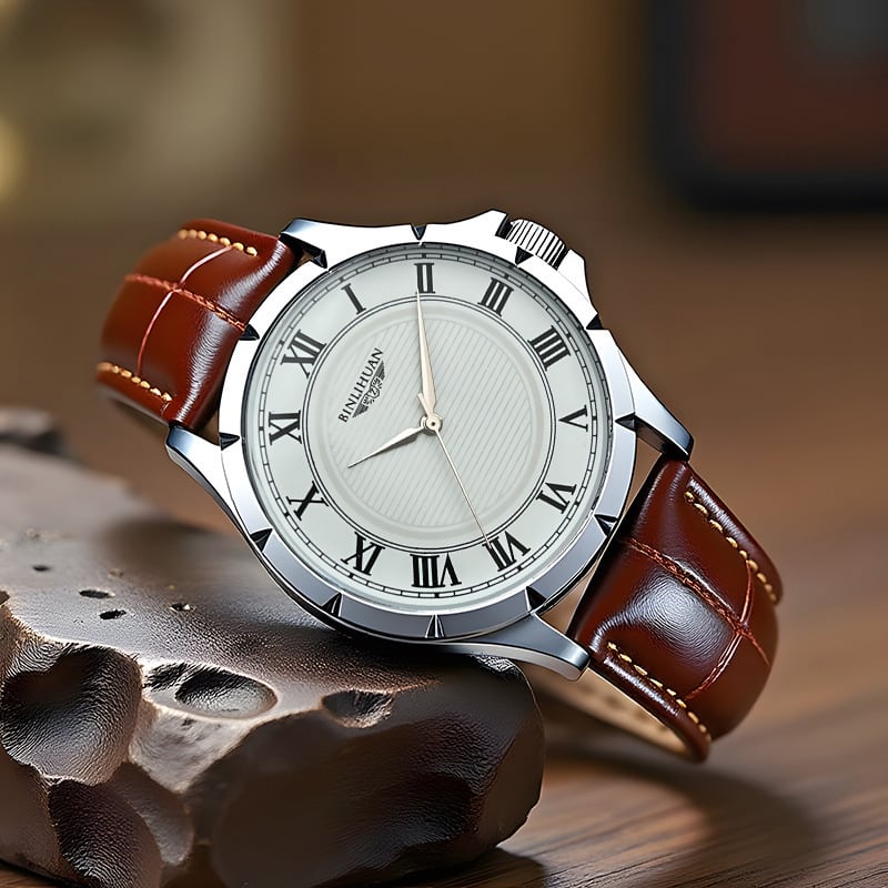 Muški sat s kožnim kaišem, kvarcni mehanizam, kružni brojčanik 41 mm, debljina 9 mm, kućište od legure, mogućnost tiska logotipa, prilagodljiv logo, vodootporan za svakodnevnu upotrebu