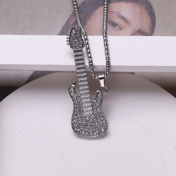 Ogrlica s dijamantom u obliku gitare – unisex, rock/hip-hop stil, privjesak od legure