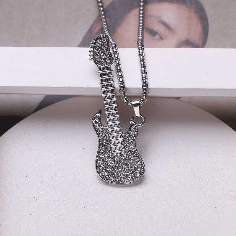 Ogrlica s dijamantom u obliku gitare – unisex, rock/hip-hop stil, privjesak od legure