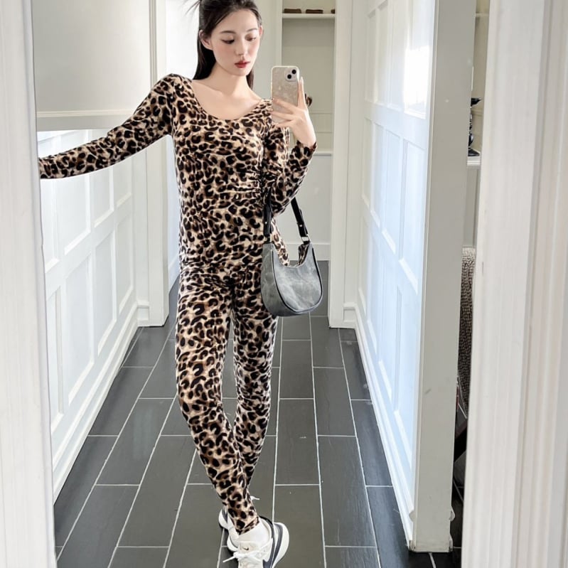 Set termic pentru femei cu imprimeu leopard – top cu mânecă lungă și pantaloni, material periat, cald pentru iarnă