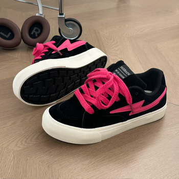 Crne platnene tenisice s debelim đonom, retro stil, casual sportske tenisice, proljeće 2026