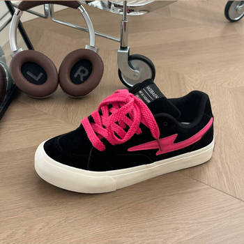 Crne platnene tenisice s debelim đonom, retro stil, casual sportske tenisice, proljeće 2026