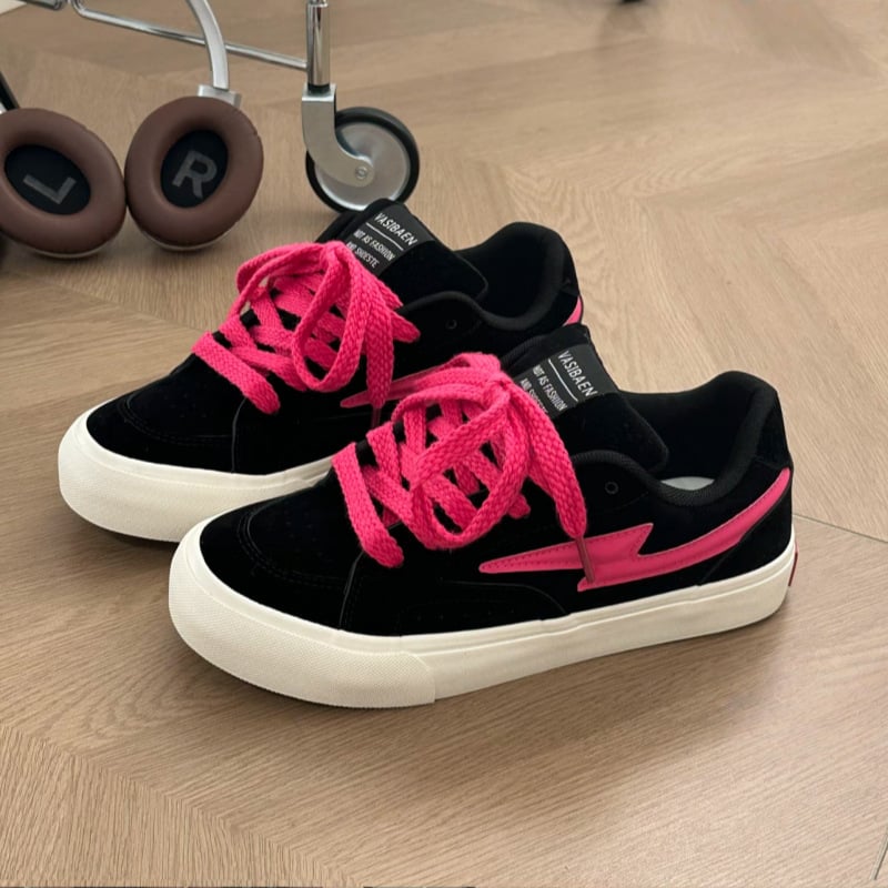 Crne platnene tenisice s debelim đonom, retro stil, casual sportske tenisice, proljeće 2026