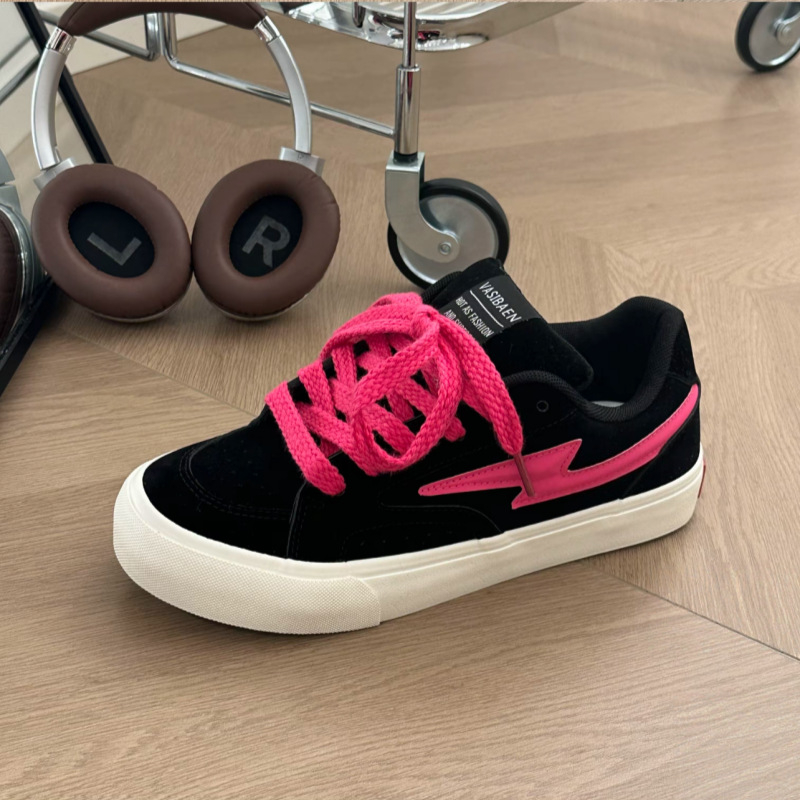 Crne platnene tenisice s debelim đonom, retro stil, casual sportske tenisice, proljeće 2026