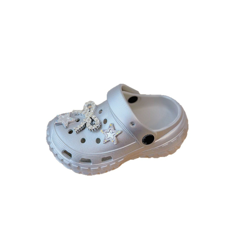 2026. ljeto: Nove dječje sandale za djevojčice — modne Crocs‑tip sandale s šarenim motivima, svestrane plažne obuće