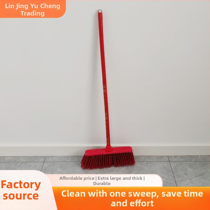 Domáca metla s dreveným držadlom a dlhým dosahom na odstraňovanie prachu
