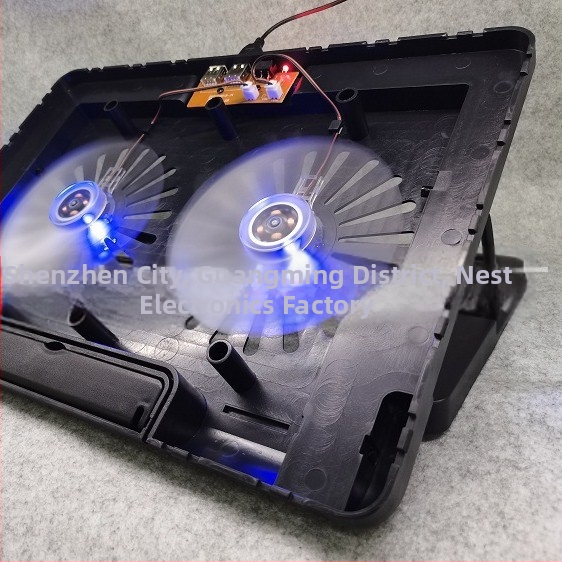 Tichý chladiaci podstavec pre notebook s dvojitým ventilátorom a nastaviteľnou výškou, model A2