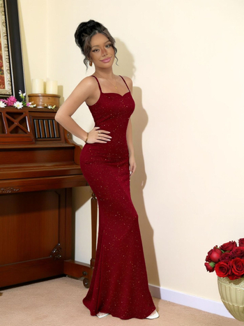 Bordó flitteres hosszú ruha spagetti vállakkal, karcsú testhez simuló bodycon szabás, elegáns estélyi ruha