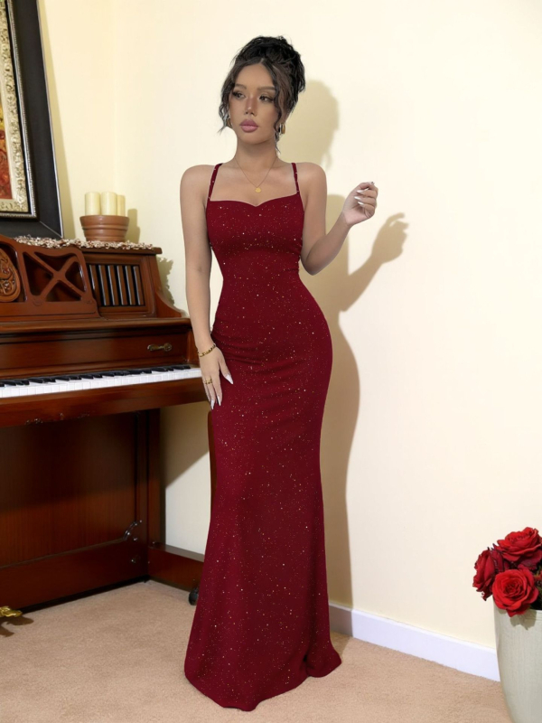 Bordó flitteres hosszú ruha spagetti vállakkal, karcsú testhez simuló bodycon szabás, elegáns estélyi ruha