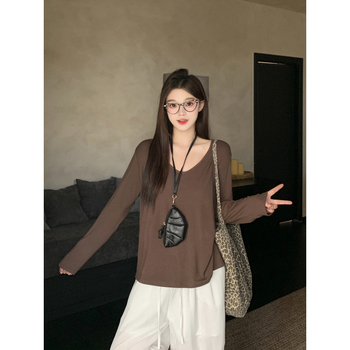 Tricou de damă cu mânecă lungă, mărime plus, guler în formă de U – croială lejeră, siluetă avantajoasă, model de bază, toamnă 2025