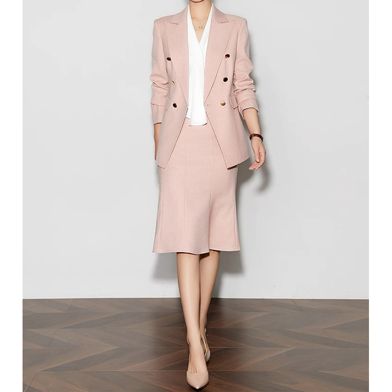 Pudro ružičasti dvostruki kostim sa suknjom za žene – elegantan i stylish.