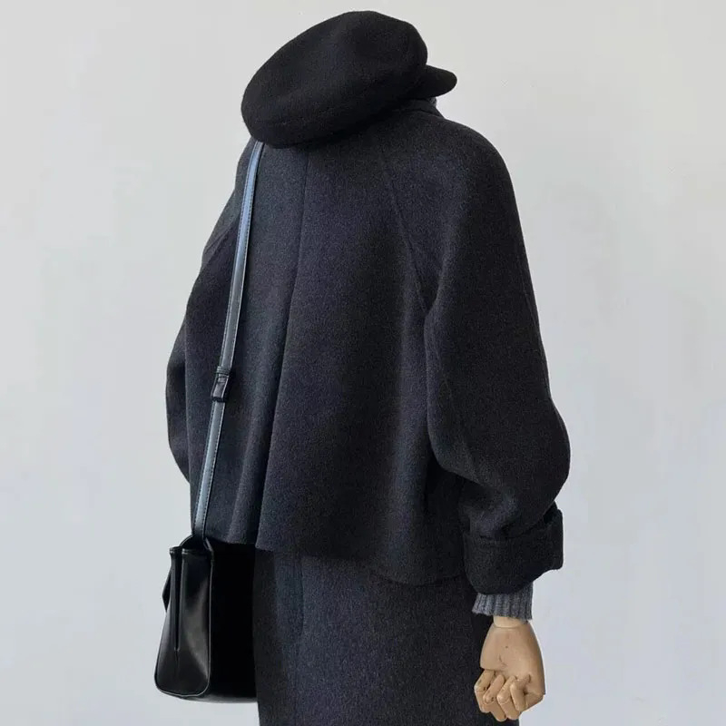 2024 φθινοπωρινό–χειμερινό σετ τριών τεμαχίων: παλτό με πέτο και μονό κουμπί, τοπ με ψηλό γιακά και φούστα με υψηλή μέση