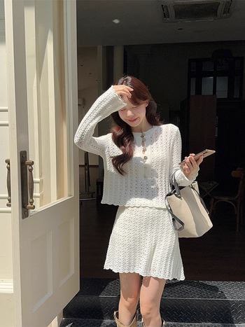 Elegantan jesenski set: top s izrezom i suknjom u francuskom stilu