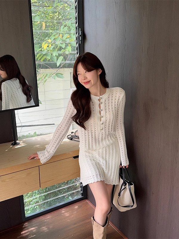 Elegantan jesenski set: top s izrezom i suknjom u francuskom stilu