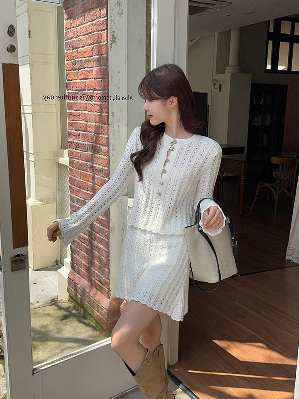 Elegantan jesenski set: top s izrezom i suknjom u francuskom stilu