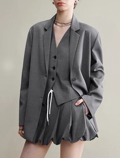 Ženski set sako-vest s voluminoznom plisiranom suknjom, gradski stil