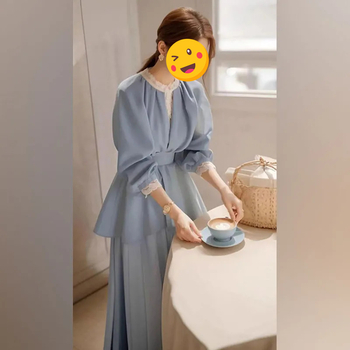 Elegantni dvodijelni komplet: top od šifona s čipkastim rubom i midi suknja, naglašen struk, proljeće-jesen 2025