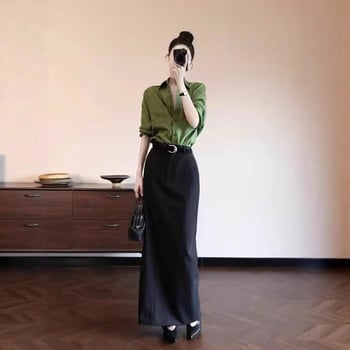 Jesenski ženski komplet: zelena bluza s dugim rukavom i duga suknja, elegantan i moderan.