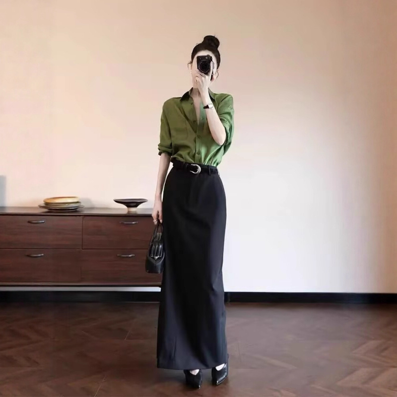 Jesenski ženski komplet: zelena bluza s dugim rukavom i duga suknja, elegantan i moderan.