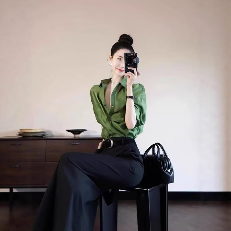 Jesenski ženski komplet: zelena bluza s dugim rukavom i duga suknja, elegantan i moderan.