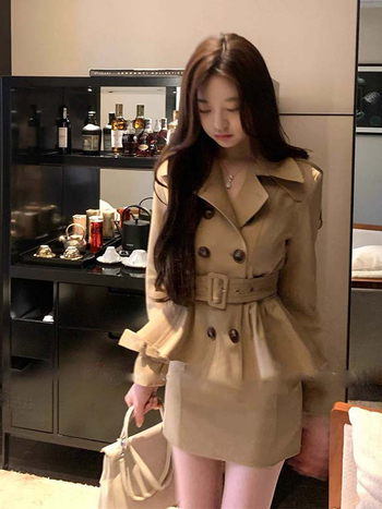 Khaki trench coat i set s suknjom i hlačama – ženstveni elegantan jesenski outfit