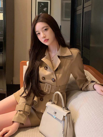 Khaki trench coat i set s suknjom i hlačama – ženstveni elegantan jesenski outfit