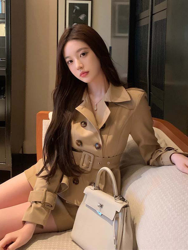 Khaki trench coat i set s suknjom i hlačama – ženstveni elegantan jesenski outfit