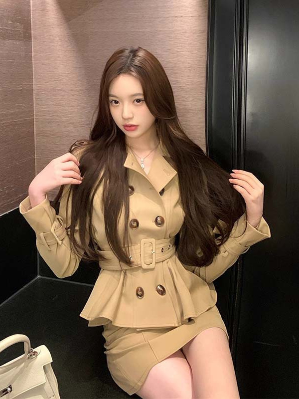 Khaki trench coat i set s suknjom i hlačama – ženstveni elegantan jesenski outfit