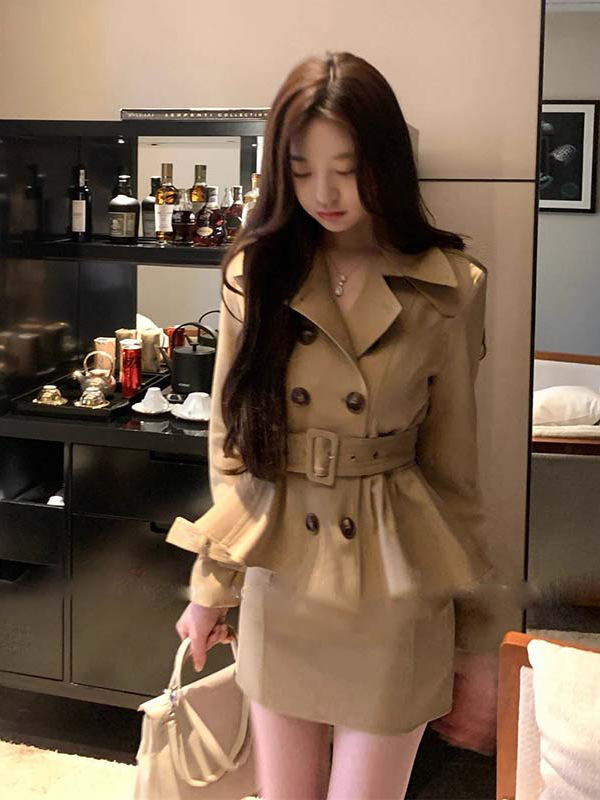 Khaki trench coat i set s suknjom i hlačama – ženstveni elegantan jesenski outfit