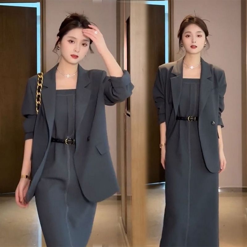 Plus-size ženski kostim – dvodijelni set s haljinom na trakama i blejzerom, naglašavanje struka