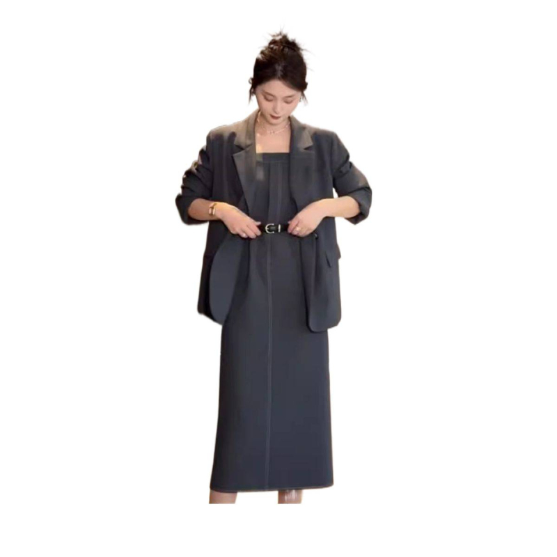 Plus-size ženski kostim – dvodijelni set s haljinom na trakama i blejzerom, naglašavanje struka