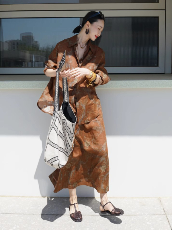 Dvodijelni set od ramije s košulom s cvjetnim printom i suknjom, elegantan outfit za rano proljeće, Old Money stil