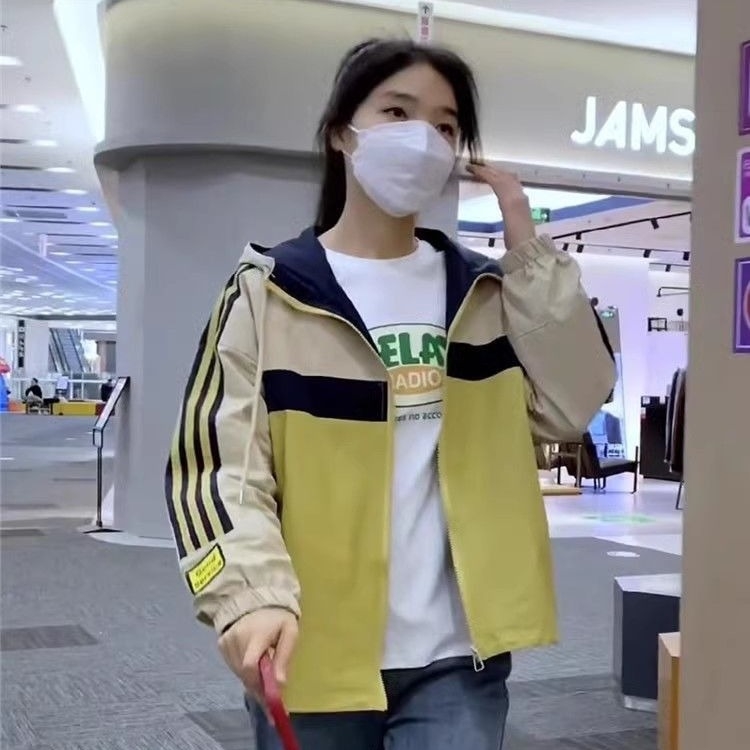 Ženska XL windbreaker jakna s blokovima boja, kratka, kapuljača, zip, debeli poliester, proljeće–jesen 2024.