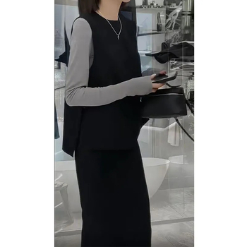 Modni elegantan set: prsluk, uski top i suknja s visokim strukom i otvorom, za siluetu kruške.