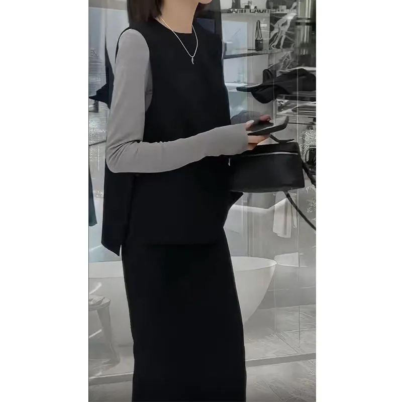 Modni elegantan set: prsluk, uski top i suknja s visokim strukom i otvorom, za siluetu kruške.