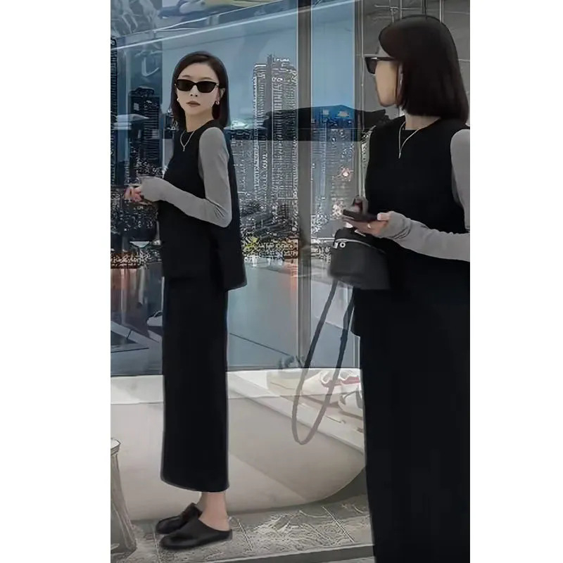 Modni elegantan set: prsluk, uski top i suknja s visokim strukom i otvorom, za siluetu kruške.