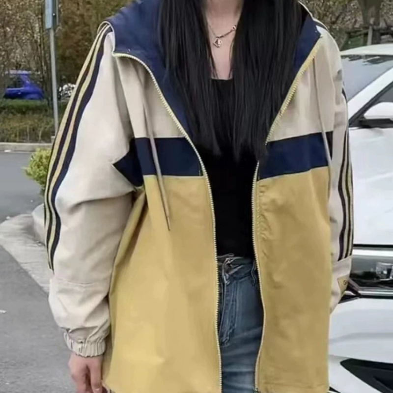 Proširena vjetrovka s kapuljačom, kratkog kroja, u stilu baseball jakne s blok boja, proljeće 2024.