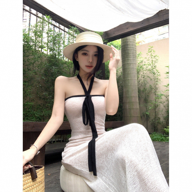 Haljina s halter izrezom, crno-bijeli color-block, uski struk, bez rukava, ljetni stil