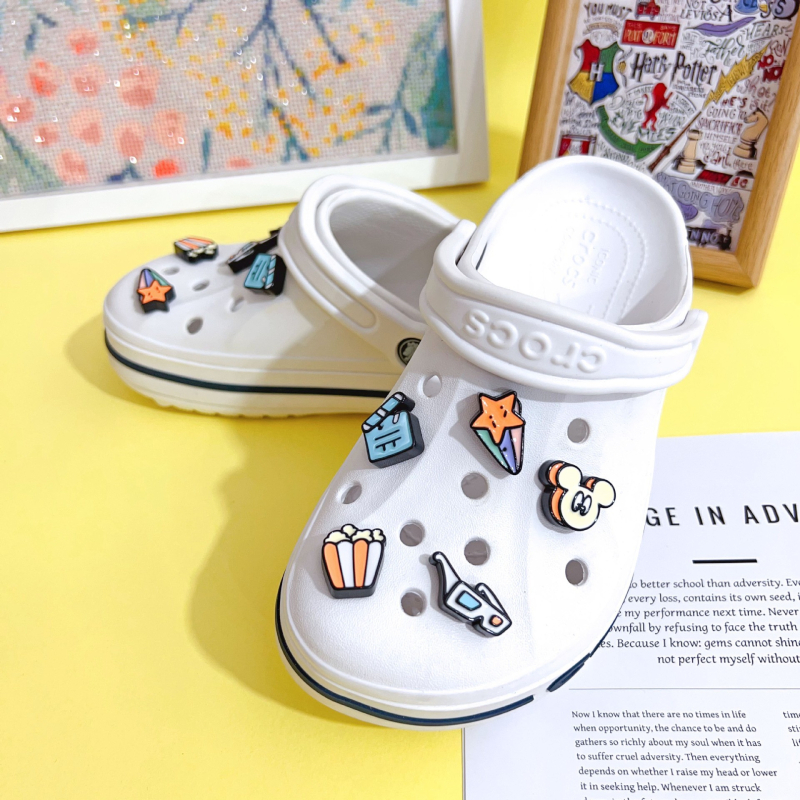 Visokokvalitetni charmovi za Crocs u crtani stil, s cvjetnim materijalom, personalizirani dodaci za obuću s rupicama