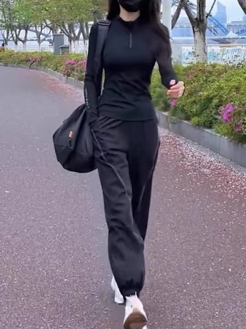 Ženski sportski komplet za proljeće i jesen, korejskog stila — elegantan top i udobne hlače.